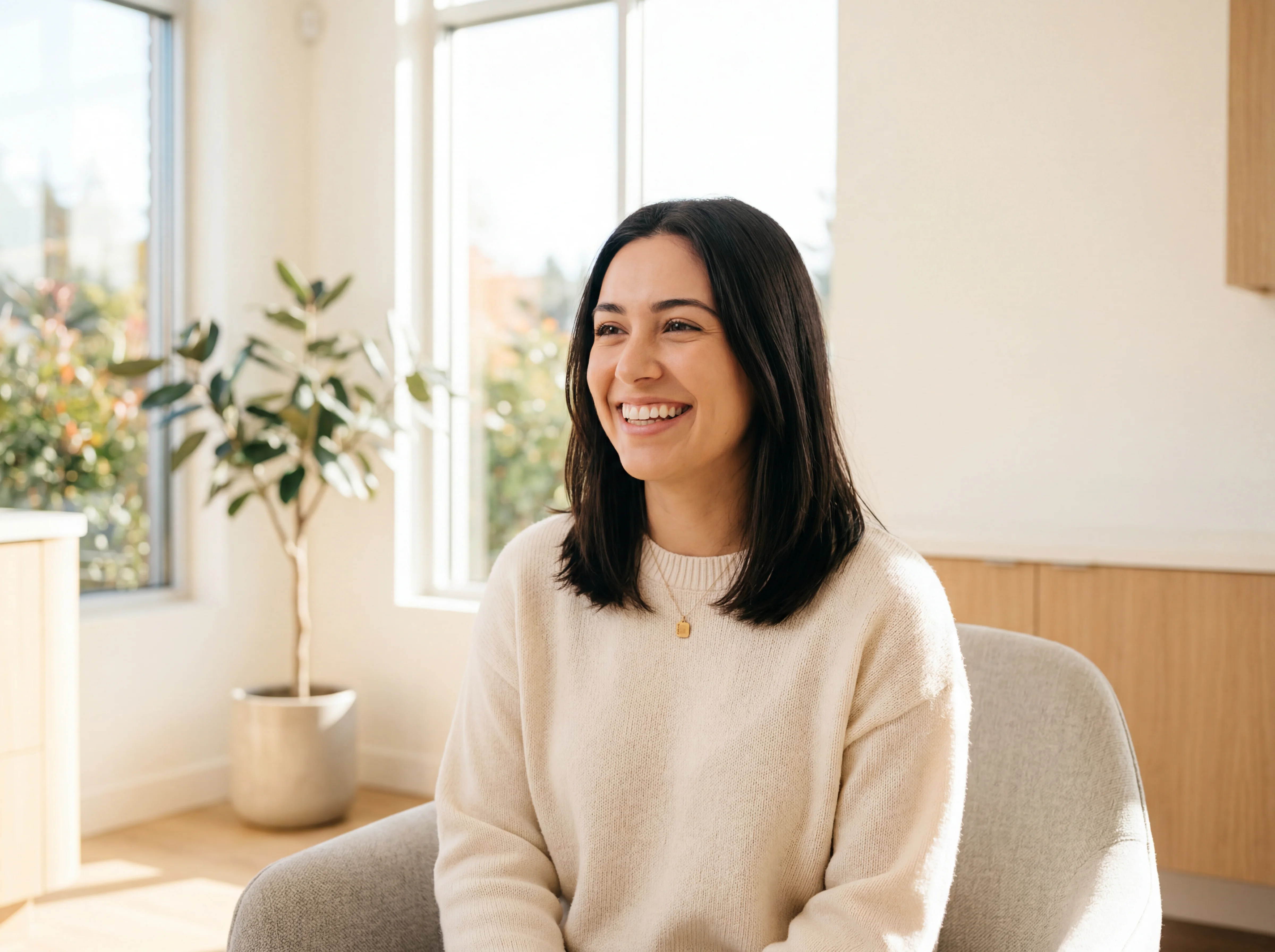 Junge Frau mit strahlend geradem Lächeln nach kieferorthopädischer Behandlung