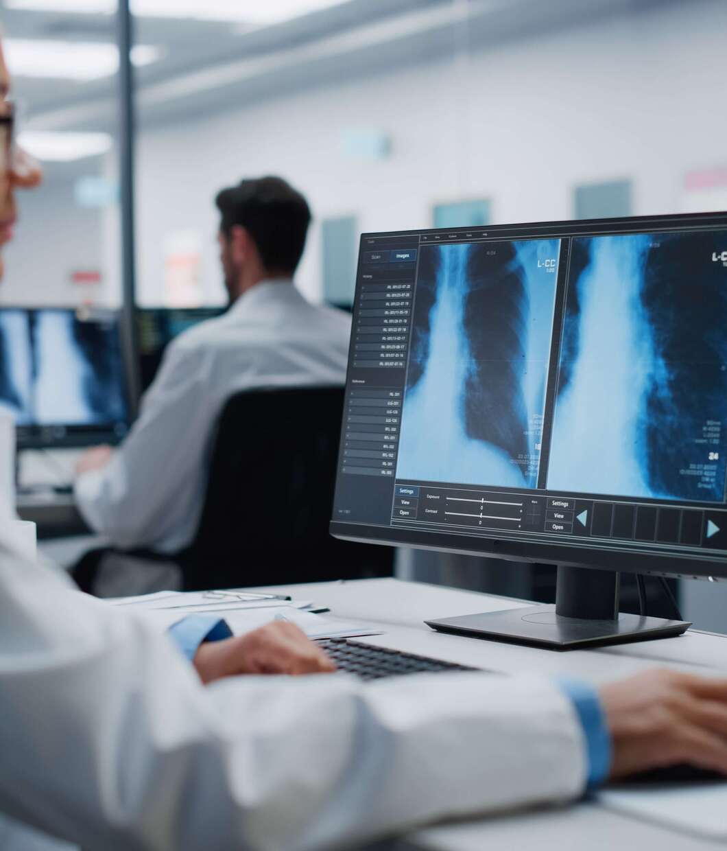 Radiologie Regensburg Kaiser - Ärztin vor Laptop mit Röntgenbildern