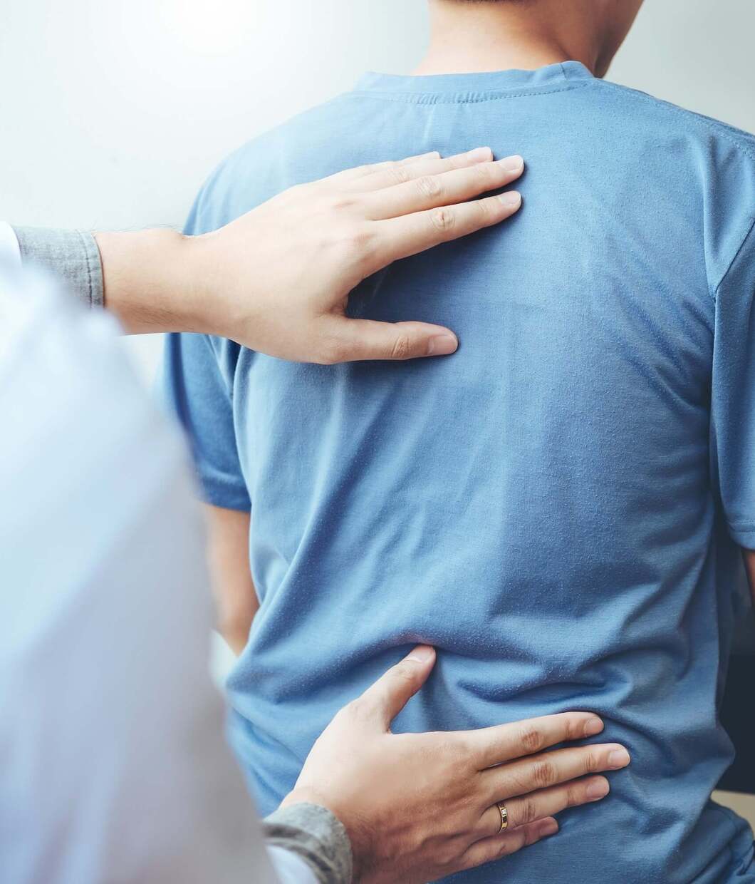 Schmerztherapie Regensburg - Arzt behandelt Rücken
